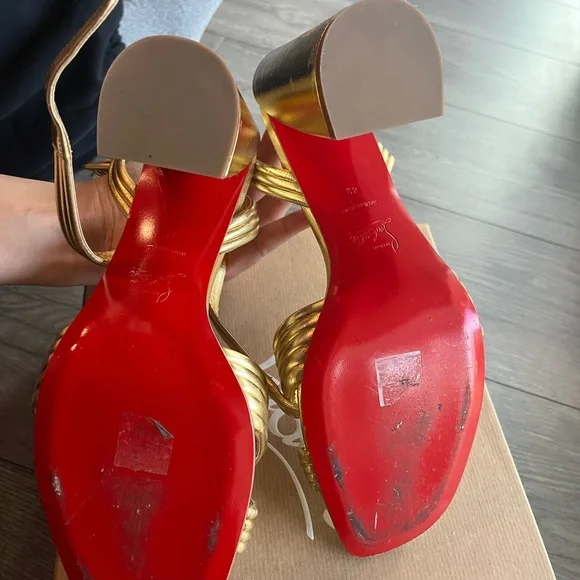 CHRISTIAN LOUBOUTIN
Manola Metallic Sandals size 42 - Picture 9 of 16